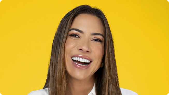 Patrícia Abravanel sorrindo, apresentadora envolvida na divulgação da promoção.